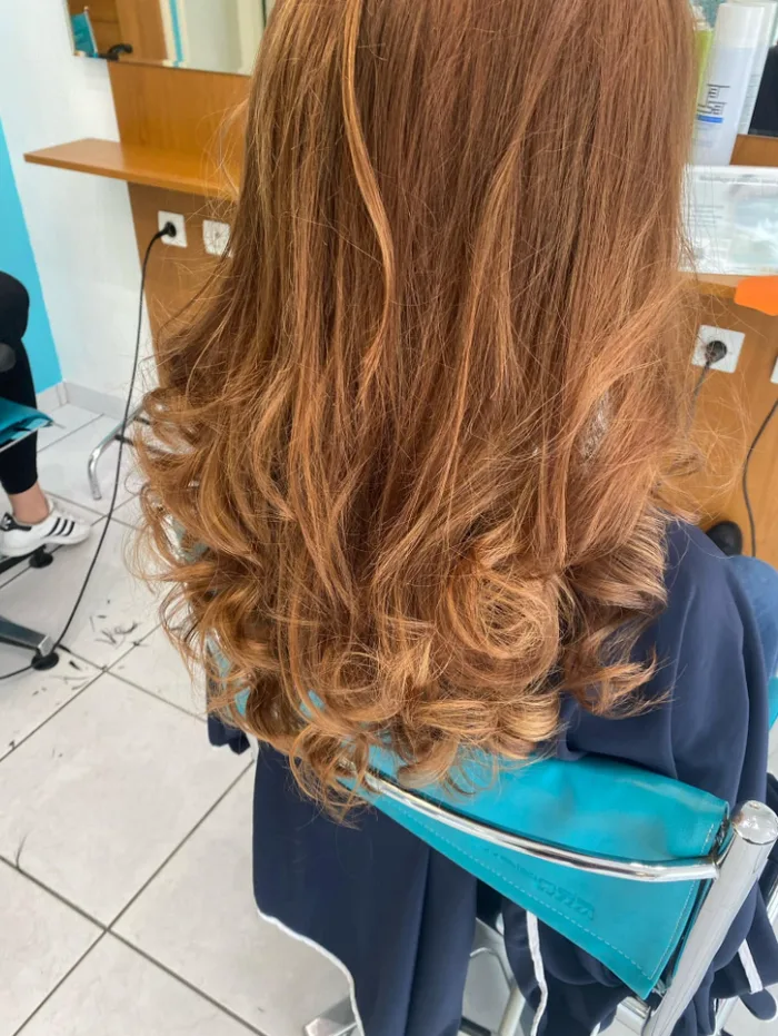 Balayage et brushing bouclé réalisés au salon Fénelon Coiffure à Dunkerque
